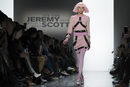 Sudadera y falda rosas con arneses incrustados de Jeremy Scott otoño 2018 en la Nueva York Fashion Week