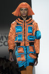 Chaqueta pantalón impermeable naranja y azul Jeremy Scott otoño 2018 en la Nueva York Fashion Week