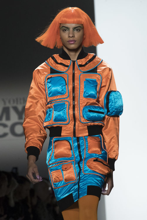 Chaqueta pantalón impermeable naranja y azul Jeremy Scott otoño 2018 en la Nueva York Fashion Week