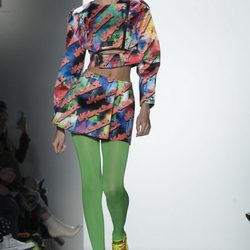 Top y falda rectos con estampados de colores Jeremy Scott otoño 2018 en la Nueva York Fashion Week