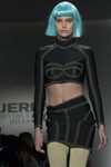 Top y falda negro con costuras verdes Jeremy Scott otoño 2018 en la Nueva York Fashion Week