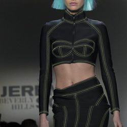 Top y falda negro con costuras verdes Jeremy Scott otoño 2018 en la Nueva York Fashion Week