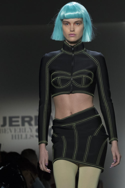 Top y falda negro con costuras verdes Jeremy Scott otoño 2018 en la Nueva York Fashion Week
