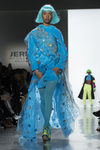 Vestido de transparencias azul de Jeremy Scott otoño 2018 en la Nueva York Fashion Week