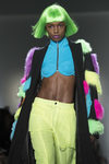 Chaqueta larga negra con plumas de colores de Jeremy Scott otoño 2018 en la Nueva York Fashion Week