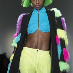 Chaqueta larga negra con plumas de colores de Jeremy Scott otoño 2018 en la Nueva York Fashion Week