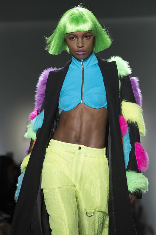 Chaqueta larga negra con plumas de colores de Jeremy Scott otoño 2018 en la Nueva York Fashion Week