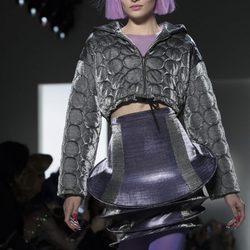 Falda con volantes de color gris y violeta Jeremy Scott otoño 2018 en la Nueva York Fashion Week