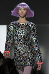 Vestido plateado con piedras incrustadas de Jeremy Scott otoño 2018 en la Nueva York Fashion Week