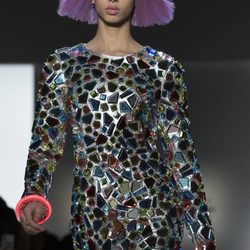 Vestido plateado con piedras incrustadas  de Jeremy Scott otoño 2018 en la Nueva York Fashion Week