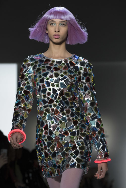 Vestido plateado con piedras incrustadas de Jeremy Scott otoño 2018 en la Nueva York Fashion Week