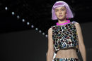 Gigi Hadid con un top reto con cristales incrustados de Jeremy Scott otoño 2018 en la Nueva York Fashion Week