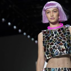 Gigi Hadid con un top reto con cristales incrustados de Jeremy Scott otoño 2018 en la Nueva York Fashion Week