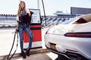 Chaqueta blanca y negra con rayas rojas para la colección de TommyXGigi Primavera 2018
