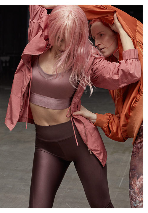 Conjunto nueva colección Primavera/Verano Oysho 2018 con una sudadera, top y maya rosa