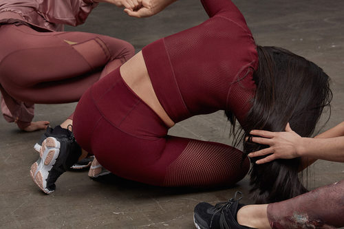 Conjunto deportitvo color rojizo de la nueva colección de Oysho 2018 "Metals"