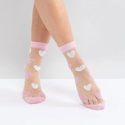 Calcetines transparentes de corazones blancos  rosas de Asos para San Valentín 2018