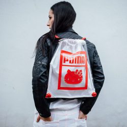 Bolsa de plástico con cuerdas de la colección Puma x Hello Kitty