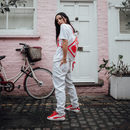 Conjunto de prendas de la colección de Puma x Hello Kitty en tonos rojos y blancos.