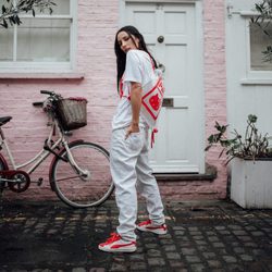 Conjunto de prendas de la colección de Puma x Hello Kitty en tonos rojos y blancos.