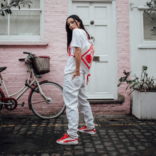 Conjunto de prendas de la colección de Puma x Hello Kitty en tonos rojos y blancos.