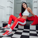 Top blanco y pantalones deportivos rojos con zapatillas Suade de la colección Puma x Hello Kitty