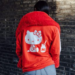 Chaqueta de manga larga en color rojo con Hello Kitty en la espalda de la colección cápsula de Puma
