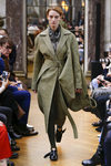 Gabardina verde de la colección otoño/invierno 2018 de Victoria Beckham en la Nueva York Fashion Week