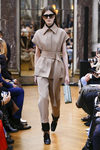 Traje beige de la colección otoño/invierno 2018 de Victoria Beckham en la Nueva York Fashion Week