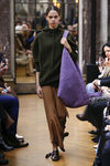 Falda marrón de la colección otoño/invierno 2018 de Victoria Beckham en la Nueva York Fashion Week