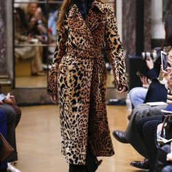 Gabardina de animal print de la colección otoño/invierno 2018 de Victoria Beckham en la Nueva York Fashion Week