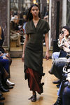 Vestido verde militar de la colección otoño/invierno 2018 de Victoria Beckham en la Nueva York Fashion Week