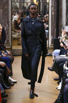 Gabardina acolchada azul marina de la colección otoño/invierno 2018 de Victoria Beckham en la Nueva York Fashion Week