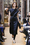 Traje ceñido azul marino de la colección otoño/invierno 2018 de Victoria Beckham en la Nueva York Fashion Week