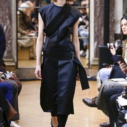 Traje ceñido azul marino de la colección otoño/invierno 2018 de Victoria Beckham en la Nueva York Fashion Week