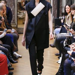 Traje azul marino de la colección otoño/invierno 2018 de Victoria Beckham en la Nueva York Fashion Week