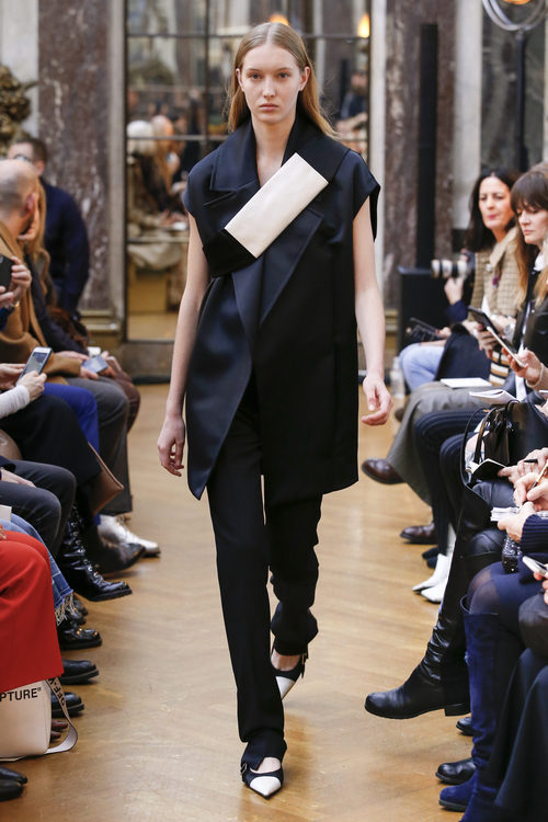 Traje azul marino de la colección otoño/invierno 2018 de Victoria Beckham en la Nueva York Fashion Week
