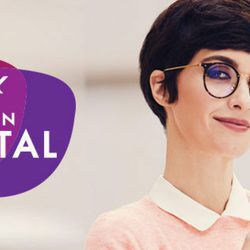 Paz Vega con un modelo de gafas de la nueva campaña de Varilux 2018