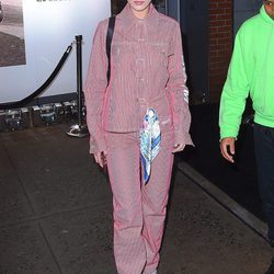 Bella Hadid con un conjunto a rayas blancas y rojas 2018