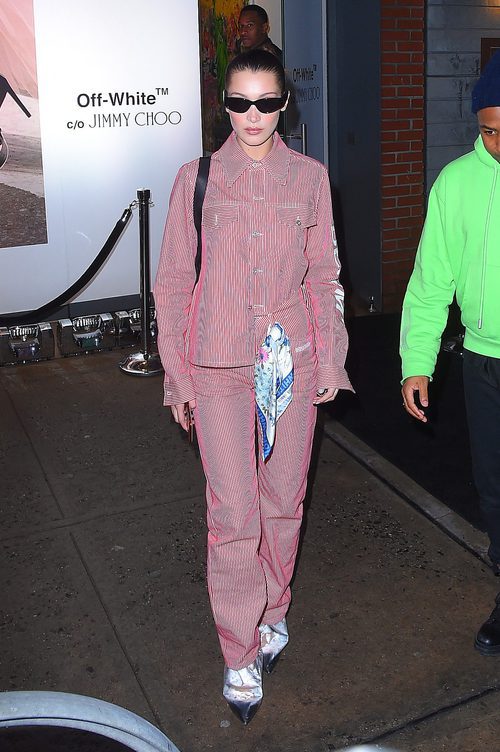 Bella Hadid con un conjunto a rayas blancas y rojas 2018