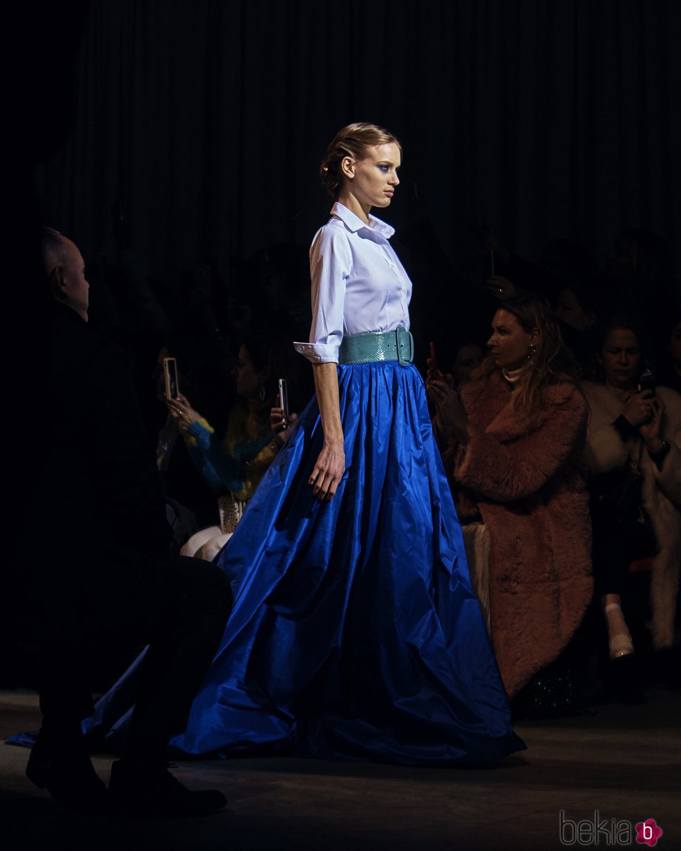 Falda azul marina larga de la colección de Carolina Herrera otoño 2018 en la Nueva York Fashion Week