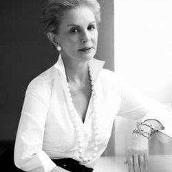 Carolina Herrera viste una camisa blanca con un collar de perlas 2018