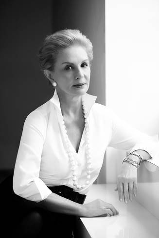 Carolina Herrera viste una camisa blanca con un collar de perlas 2018