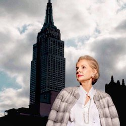 Carolina Herrera en New York con un abrigo gris de pelo y su eterna camisa blanca 2018