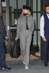Rosie Huntington Whiteley pasea por las calles de New York con un traje de cuadros vichy 2018