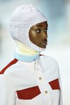 Camiseta abotonada de color blanco y rojo de la colección Calvin Klein otoño 2018 en la Nueva York Fashion Week