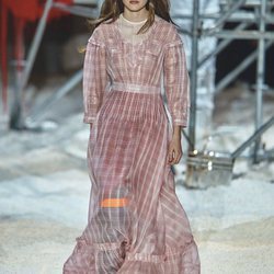Vestido de gasa patchwork rosa y blanco de la colección Calvin Klein otoño 2018 en la Nueva York Fashion Week