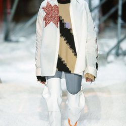 Chaqueta oversize blanca con estampados de la colección Calvin Klein otoño 2018 en la Nueva York Fashion Week