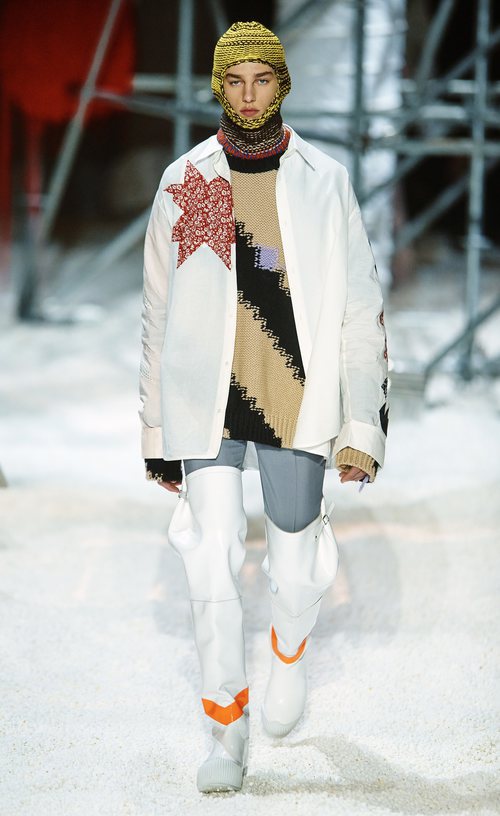 Chaqueta oversize blanca con estampados de la colección Calvin Klein otoño 2018 en la Nueva York Fashion Week