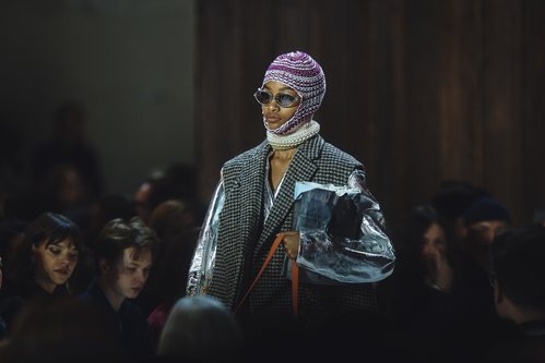 Blazer sin mangas de cuadros de la colección Calvin Klein otoño 2018 en la Nueva York Fashion Week